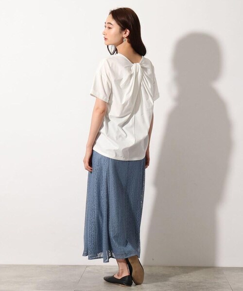 OZOC（オゾック）の「[26(S)/52(LL)WEB限定サイズ][洗える]バックツイストプルオーバー（トップス・レディース・オフホワイト(003)/ナチュラル(050)/サックス(090)/スミクロ(018)/モデル情報:身長163cm 着用サイズ38(M)・26(S)/38(M)/40(L)/52(LL)）」の21枚目の写真