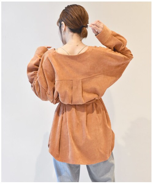 upper field one　コーデュロイ　ベージュ　xl common gull products.（コモンガルプロダクツ）の「軽快なステップと