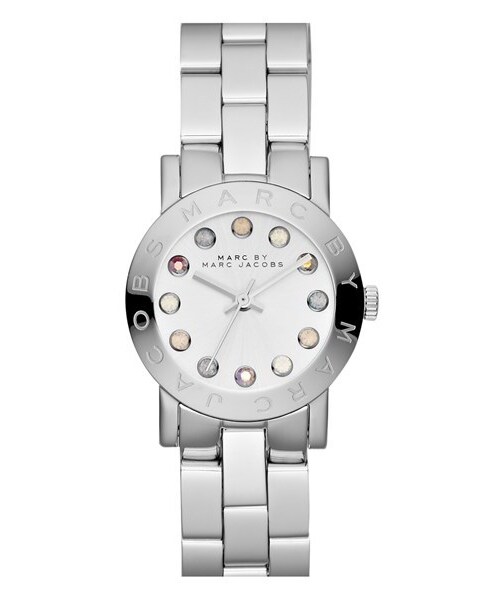 Marc by Marc Jacobs(マークバイマークジェイコブス)の「MARC BY MARC JACOBS 'Small Amy' Bracelet Watch, 26mm(アナログ腕時計・Silver)」の2枚目の写真