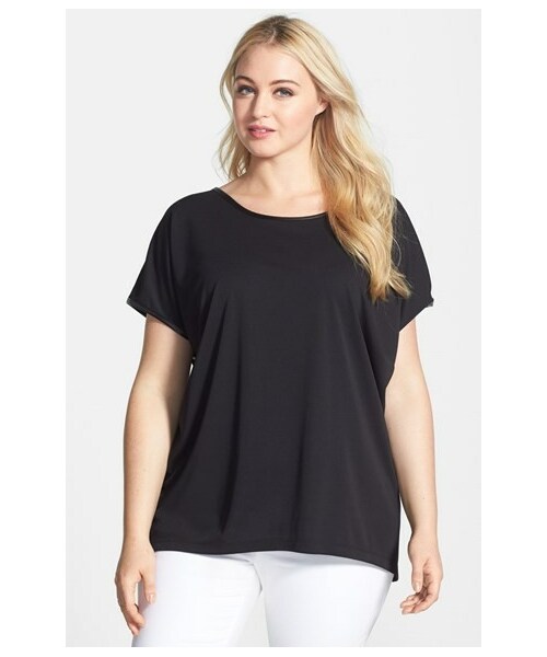 DKNY（ディーケーエヌワイ）の「DKNYC Faux Leather Trim High/Low Top (Plus Size)（Tシャツ/カットソー）」 - WEAR