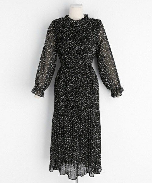 DHOLIC（ディーホリック）の「ストラップ付花柄プリーツワンピース（ワンピース・レディース・ブルー/ブラック/レッド・FREE）」の2枚目の写真