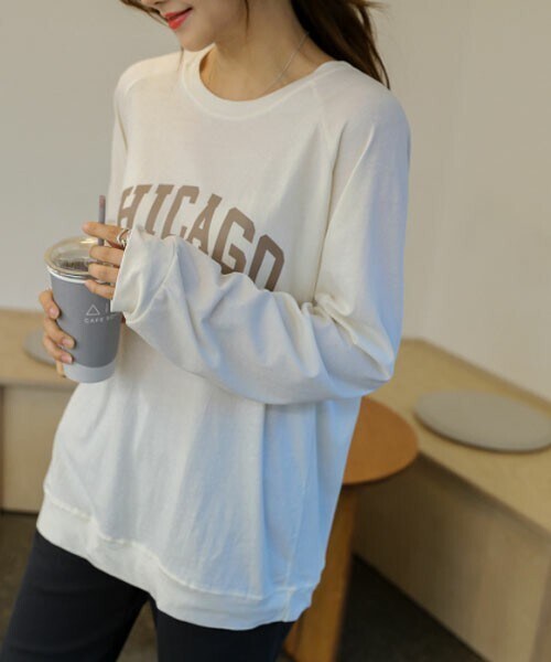 DHOLIC STYLE（ディーホリックスタイル）の「[roompacker] CHICAGOスウェット（スウェット・レディース・グレー/ホワイト/ブラック・FREE）」の2枚目の写真