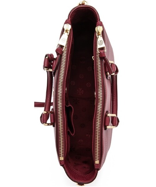 TORY BURCH(トリーバーチ)の「Tory Burch Robinson Pebbled Square Tote(トートバッグ・レディース・Deep Berry・One Size)」の4枚目の写真