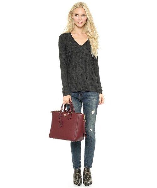 TORY BURCH(トリーバーチ)の「Tory Burch Robinson Pebbled Square Tote(トートバッグ・レディース・Deep Berry・One Size)」の3枚目の写真