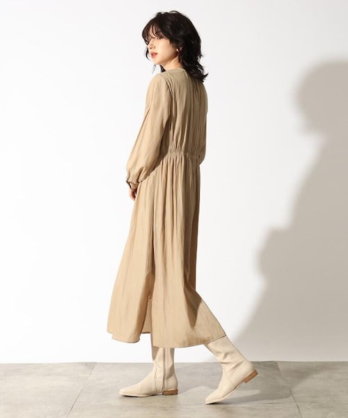 OZOC（オゾック）の「[洗える]サテンギャザーワンピース（ワンピース/ドレス・レディース・ライトベージュ(051)/ブラウン(042)/ライトパープル(081)・38(M)/40(L)）」の5枚目の写真