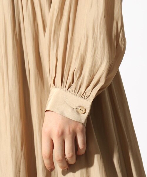 OZOC（オゾック）の「[洗える]サテンギャザーワンピース（ワンピース/ドレス・レディース・ライトベージュ(051)/ブラウン(042)/ライトパープル(081)・38(M)/40(L)）」の9枚目の写真