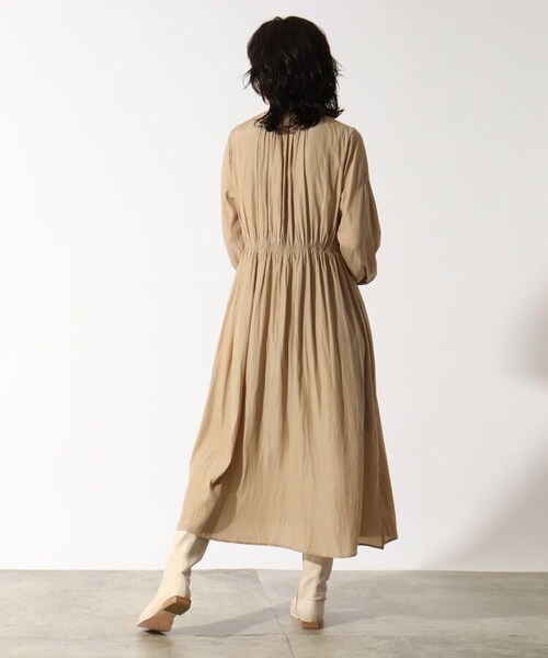 OZOC（オゾック）の「[洗える]サテンギャザーワンピース（ワンピース/ドレス・レディース・ライトベージュ(051)/ブラウン(042)/ライトパープル(081)・38(M)/40(L)）」の6枚目の写真