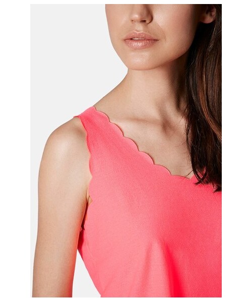 TOPSHOP(トップショップ)の「Topshop Scalloped Hem Crop Tank(タンクトップ・Bright Pink/Light Blue/Cream/Blue/Rose/Black/Mint・Regular 6 (2-4 US)/Regular 12 (14 US)/Regular 8 (6-8 US)/Regular 10 (10-12 US))」の2枚目の写真