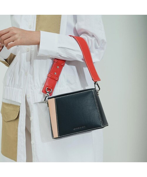 CHARLES & KEITH（チャールズ & キース）の「【2020 FALL】ツートーン ボクシーバッグ / Two-Tone Boxy Bag （Teal）（バッグ・レディース・Teal・S/FREE）」の2枚目の写真