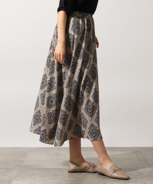 OZOC（オゾック）の「[洗える]イレヘム総柄スカート（スカート・レディース・ブラック(119)/カーキ(127)/ベージュ(152)/モデル情報:身長163cm 着用サイズ38(M)/モデル情報:身長167cm 着用サイズ38(M)・38(M)）」の5枚目の写真