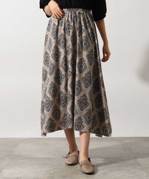 OZOC（オゾック）の「[洗える]イレヘム総柄スカート（スカート・レディース・ブラック(119)/カーキ(127)/ベージュ(152)/モデル情報:身長163cm 着用サイズ38(M)/モデル情報:身長167cm 着用サイズ38(M)・38(M)）」の3枚目の写真