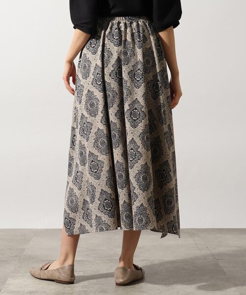 OZOC（オゾック）の「[洗える]イレヘム総柄スカート（スカート・レディース・ブラック(119)/カーキ(127)/ベージュ(152)/モデル情報:身長163cm 着用サイズ38(M)/モデル情報:身長167cm 着用サイズ38(M)・38(M)）」の6枚目の写真