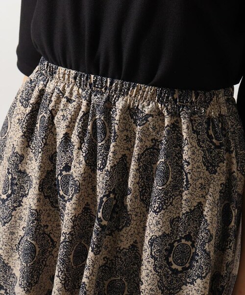 OZOC（オゾック）の「[洗える]イレヘム総柄スカート（スカート・レディース・ブラック(119)/カーキ(127)/ベージュ(152)/モデル情報:身長163cm 着用サイズ38(M)/モデル情報:身長167cm 着用サイズ38(M)・38(M)）」の7枚目の写真