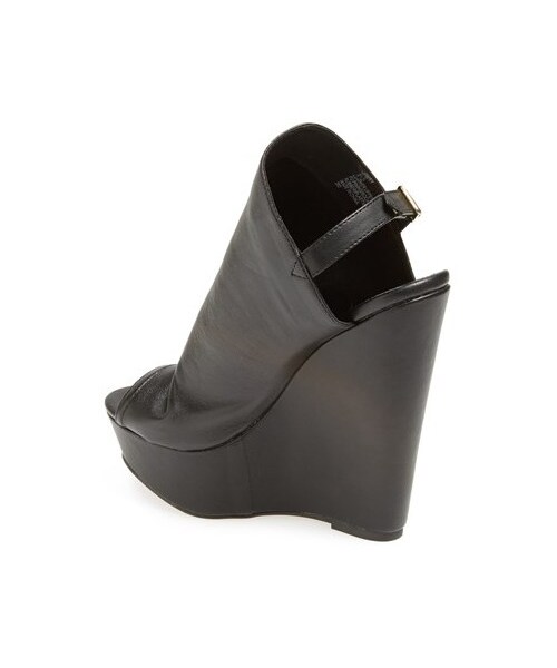 STEVE MADDEN（スティーブマデン）の「Steve Madden 'Drapey' Wedge Sandal (Women)（サンダル・Black/ Black・5.5 M/6 M/6.5 M/7 M/7.5 M/8 M/8.5 M/9 M/9.5 M/10 M/11 M）」の4枚目の写真