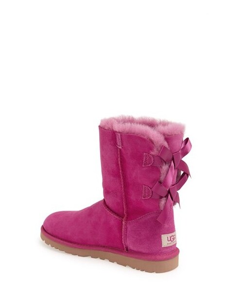 UGG（アグ）の「UGG® Australia 'Bailey Bow' Boot (Women)（ブーツ・English Primose/Victorian Pink/Chestnut/Navy/Black/Chocolate/Grey・11 M/7 M/6 M/10 M/8 M/5 M/9 M）」の2枚目の写真