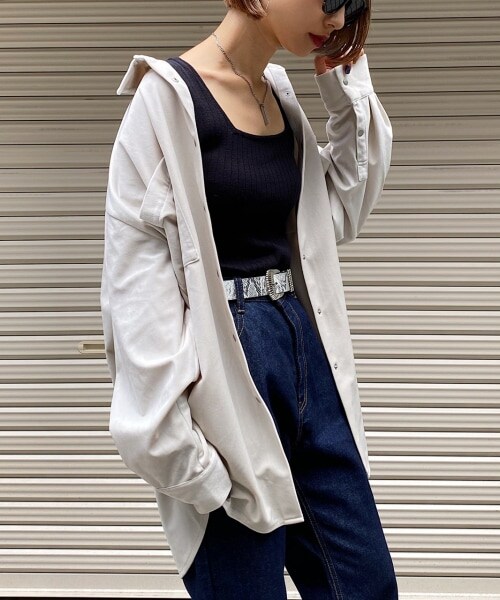 PAGEBOY（ページボーイ）の「ベルベットBIGシャツ（トップス・レディース・ブラック/グレージュ/マロン/シアン・F）」の2枚目の写真