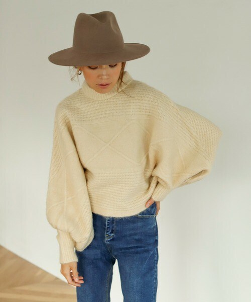 Auntie Rosa Holiday(アンティローザホリデー)の「パフスリーブニットポンチョ(ニット/セーター・レディース・ホワイト/ブラウン/ベージュ・FREE)」の1枚目の写真