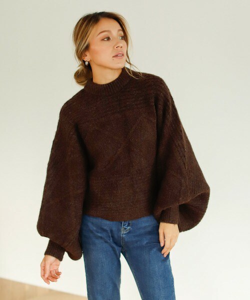 Auntie Rosa Holiday(アンティローザホリデー)の「パフスリーブニットポンチョ(ニット/セーター・レディース・ホワイト/ブラウン/ベージュ・FREE)」の2枚目の写真