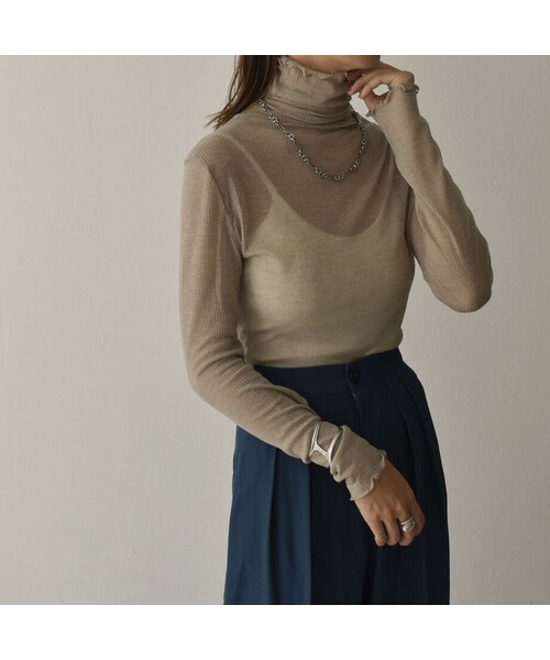 Lavish Gate（ラヴィッシュゲート）の「nh-tops-02188  　シアーメローパイピングタートル プルオーバー　グレージュ（Tシャツ/カットソー・レディース・その他）」の2枚目の写真