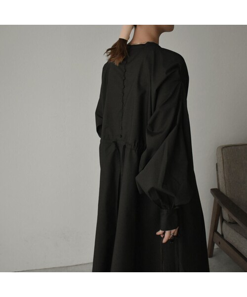 Lavish Gate（ラヴィッシュゲート）の「onepiece-04029　日本製　バックボタン ショルダータックワンピース　ブラック（ワンピース・レディース・その他）」の3枚目の写真