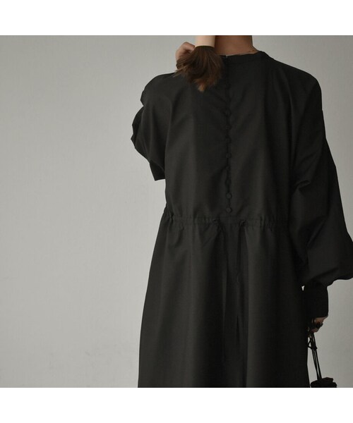 Lavish Gate（ラヴィッシュゲート）の「onepiece-04029　日本製　バックボタン ショルダータックワンピース　ブラック（ワンピース・レディース・その他）」の7枚目の写真