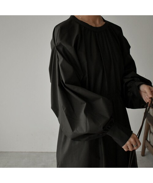 Lavish Gate（ラヴィッシュゲート）の「onepiece-04029　日本製　バックボタン ショルダータックワンピース　ブラック（ワンピース・レディース・その他）」の6枚目の写真