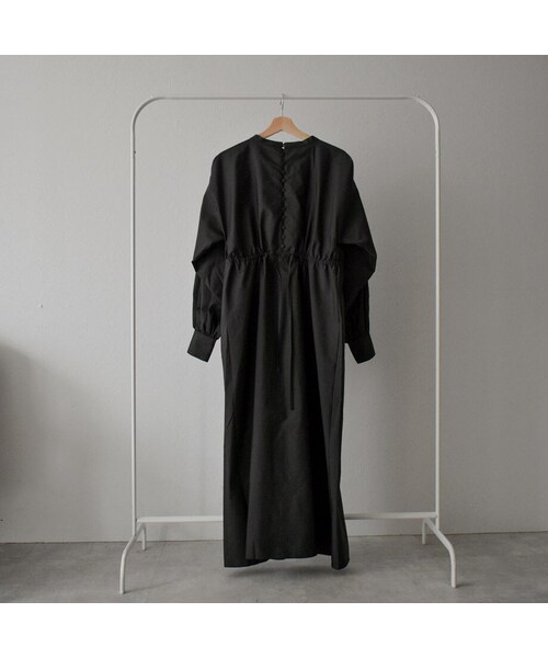 Lavish Gate（ラヴィッシュゲート）の「onepiece-04029　日本製　バックボタン ショルダータックワンピース　ブラック（ワンピース・レディース・その他）」の9枚目の写真