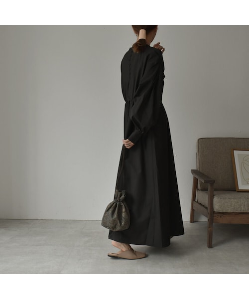 Lavish Gate（ラヴィッシュゲート）の「onepiece-04029　日本製　バックボタン ショルダータックワンピース　ブラック（ワンピース・レディース・その他）」の2枚目の写真