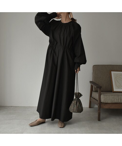 Lavish Gate（ラヴィッシュゲート）の「onepiece-04029　日本製　バックボタン ショルダータックワンピース　ブラック（ワンピース・レディース・その他）」の4枚目の写真