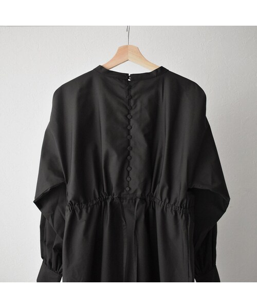 Lavish Gate（ラヴィッシュゲート）の「onepiece-04029　日本製　バックボタン ショルダータックワンピース　ブラック（ワンピース・レディース・その他）」の12枚目の写真