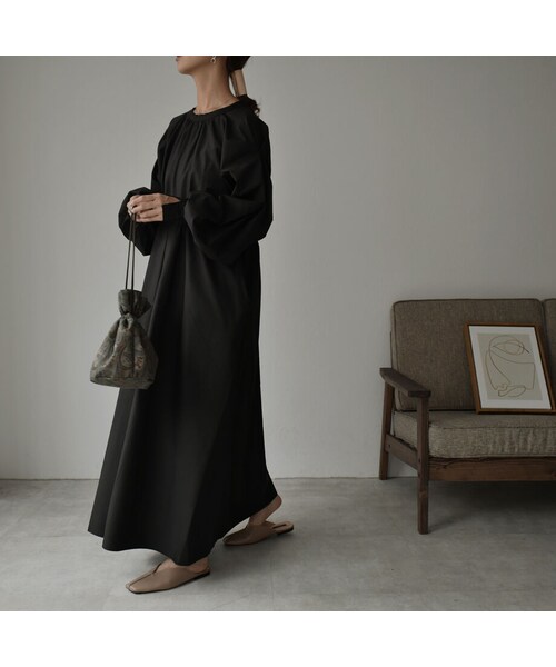 Lavish Gate（ラヴィッシュゲート）の「onepiece-04029　日本製　バックボタン ショルダータックワンピース　ブラック（ワンピース・レディース・その他）」の5枚目の写真