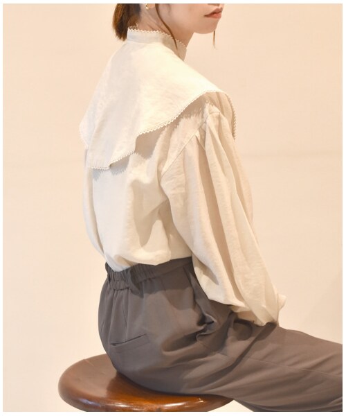 w closet(ダブルクローゼット)の「付け襟付きスタンドネックブラウス(トップス・レディース・オフホワイト/オートミール/ブラウン・FREE/M/L)」の15枚目の写真