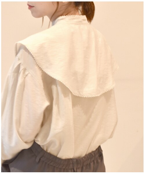 w closet(ダブルクローゼット)の「付け襟付きスタンドネックブラウス(トップス・レディース・オフホワイト/オートミール/ブラウン・FREE/M/L)」の16枚目の写真