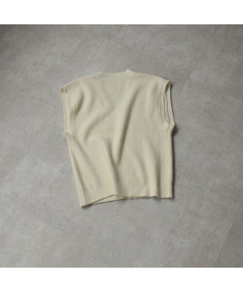 Lavish Gate（ラヴィッシュゲート）の「knit-02093　Vネック　ケーブルニットベスト　オフホワイト（ベスト・レディース・その他）」の8枚目の写真