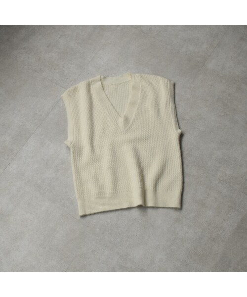 Lavish Gate（ラヴィッシュゲート）の「knit-02093　Vネック　ケーブルニットベスト　オフホワイト（ベスト・レディース・その他）」の7枚目の写真