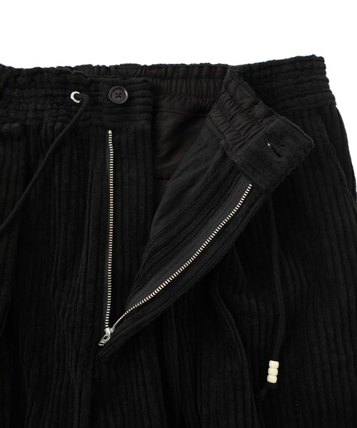 FACCIES(ファチーズ)の「CORDUROY HEAVY WIDE PANTS(パンツ・メンズ・IVORY/BLACK・1/2)」の9枚目の写真