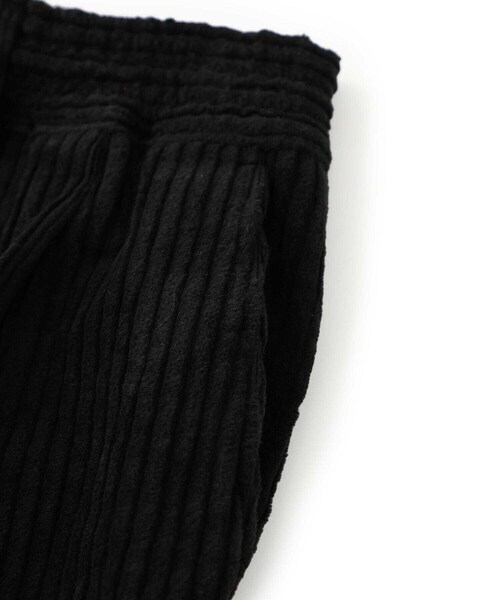 FACCIES(ファチーズ)の「CORDUROY HEAVY WIDE PANTS(パンツ・メンズ・IVORY/BLACK・1/2)」の4枚目の写真