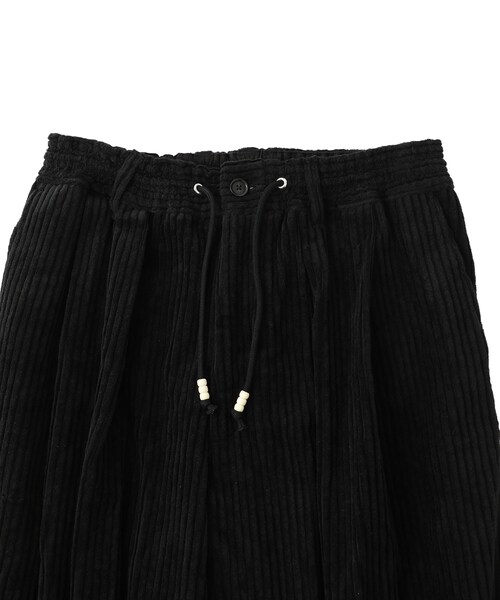 FACCIES(ファチーズ)の「CORDUROY HEAVY WIDE PANTS(パンツ・メンズ・IVORY/BLACK・1/2)」の3枚目の写真