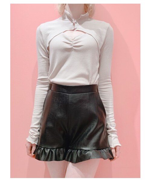 lilLilly(リルリリー)の「レザーフリルショートパンツ(パンツ・レディース・WHITE/PINK・S/M)」の4枚目の写真
