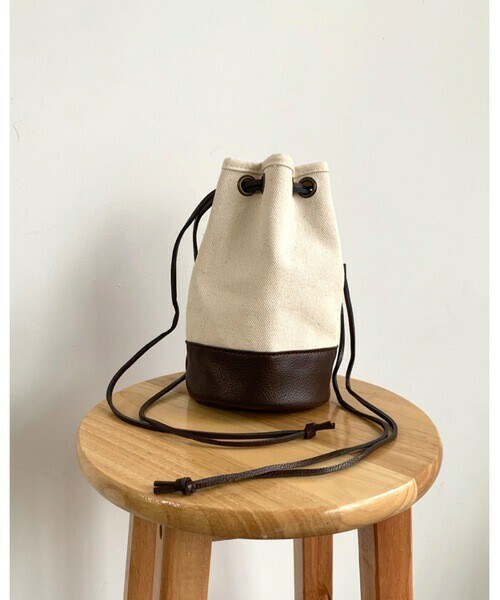 Auntie Rosa Holiday(アンティローザホリデー)の「エコレザー切り替えミニ巾着バッグ(ショルダーバッグ・レディース・その他/ブラウン/ブラック・FREE)」の1枚目の写真