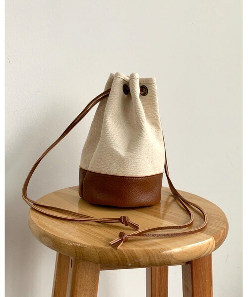 Auntie Rosa Holiday(アンティローザホリデー)の「エコレザー切り替えミニ巾着バッグ(ショルダーバッグ・レディース・その他/ブラウン/ブラック・FREE)」の3枚目の写真