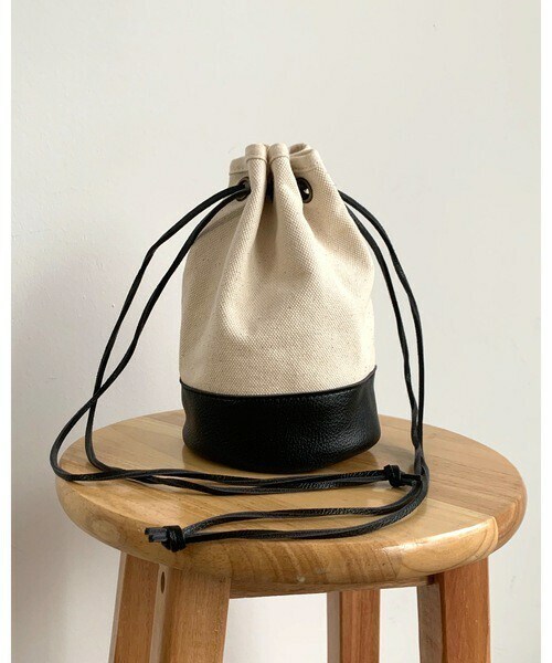 Auntie Rosa Holiday(アンティローザホリデー)の「エコレザー切り替えミニ巾着バッグ(ショルダーバッグ・レディース・その他/ブラウン/ブラック・FREE)」の2枚目の写真