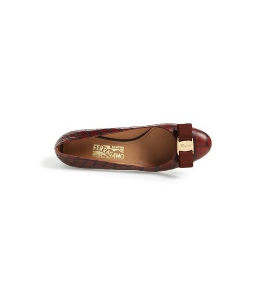 FERRAGAMO（フェラガモ）の「Salvatore Ferragamo 'Vara' Croc Embossed Pump (Women)（パンプス・レディース・Copper・9.5 B/5 B/11 B/5.5 B/7 C/10 B/8 B/7 B/7.5 B/8.5 B/6.5 B/6 B/9 B）」の5枚目の写真