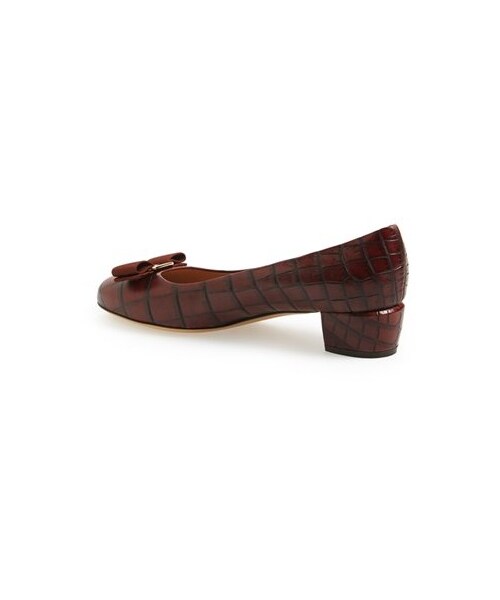 FERRAGAMO（フェラガモ）の「Salvatore Ferragamo 'Vara' Croc Embossed Pump (Women)（パンプス・レディース・Copper・9.5 B/5 B/11 B/5.5 B/7 C/10 B/8 B/7 B/7.5 B/8.5 B/6.5 B/6 B/9 B）」の4枚目の写真