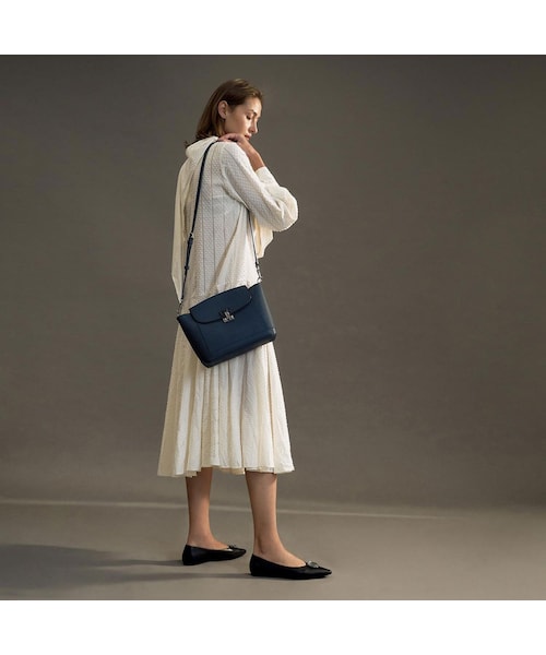 新品未使用 CHARLES & KEITH エンベリッシュ ショルダーバッグ CHARLES ＆ KEITH ショルダーバッグ バッグ ストーンエンベ