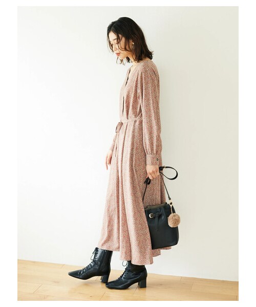 Green　Parks（グリーンパークス）の「小花柄ワンピース（ワンピース/ドレス・グレー/ブラック/カーキ・F）」の2枚目の写真