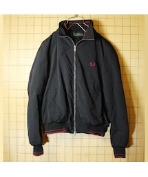 FRED PERRY（フレッドペリー）の「イタリア製 FRED PERRY フレッドペリー ナイロン ジャケット ブラック 黒 メンズM ジップアップ ワンポイント 刺繍 古着（ブルゾン・メンズ）」