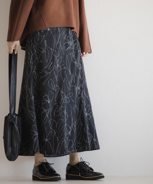 mysty woman（ミスティウーマン）の「【先行予約】線描き柄マーメイドスカート（スカート・レディース・アイボリー/ブラック/ブラウン・F）」の2枚目の写真