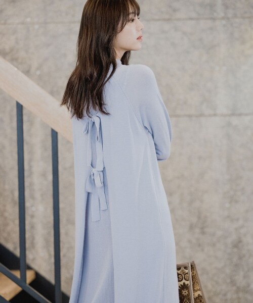 Andemiu（アンデミュウ）の「バックリボンタートルニットワンピース（ワンピース/ドレス・ブラック/アイボリー/ブルー）」の3枚目の写真