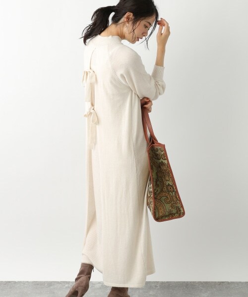 Andemiu（アンデミュウ）の「バックリボンタートルニットワンピース（ワンピース/ドレス・ブラック/アイボリー/ブルー）」の2枚目の写真